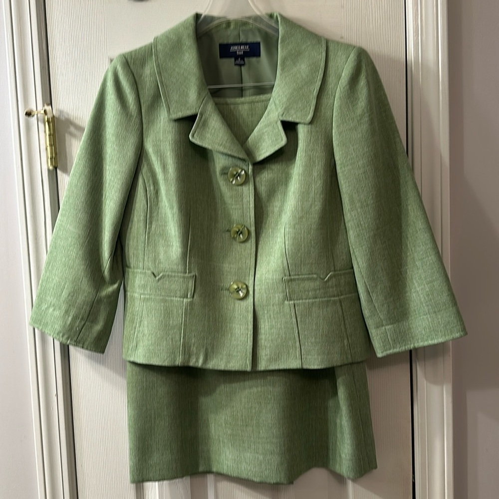 Jones Wear 2 piece Green suit. Size 8. Brand New.